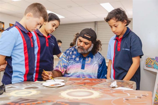 Cultural Tutor Robert Duncan sharing his knowledge or storytelling