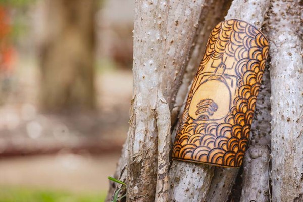 Wooden carved artifact on a tree at Ngutana Lui